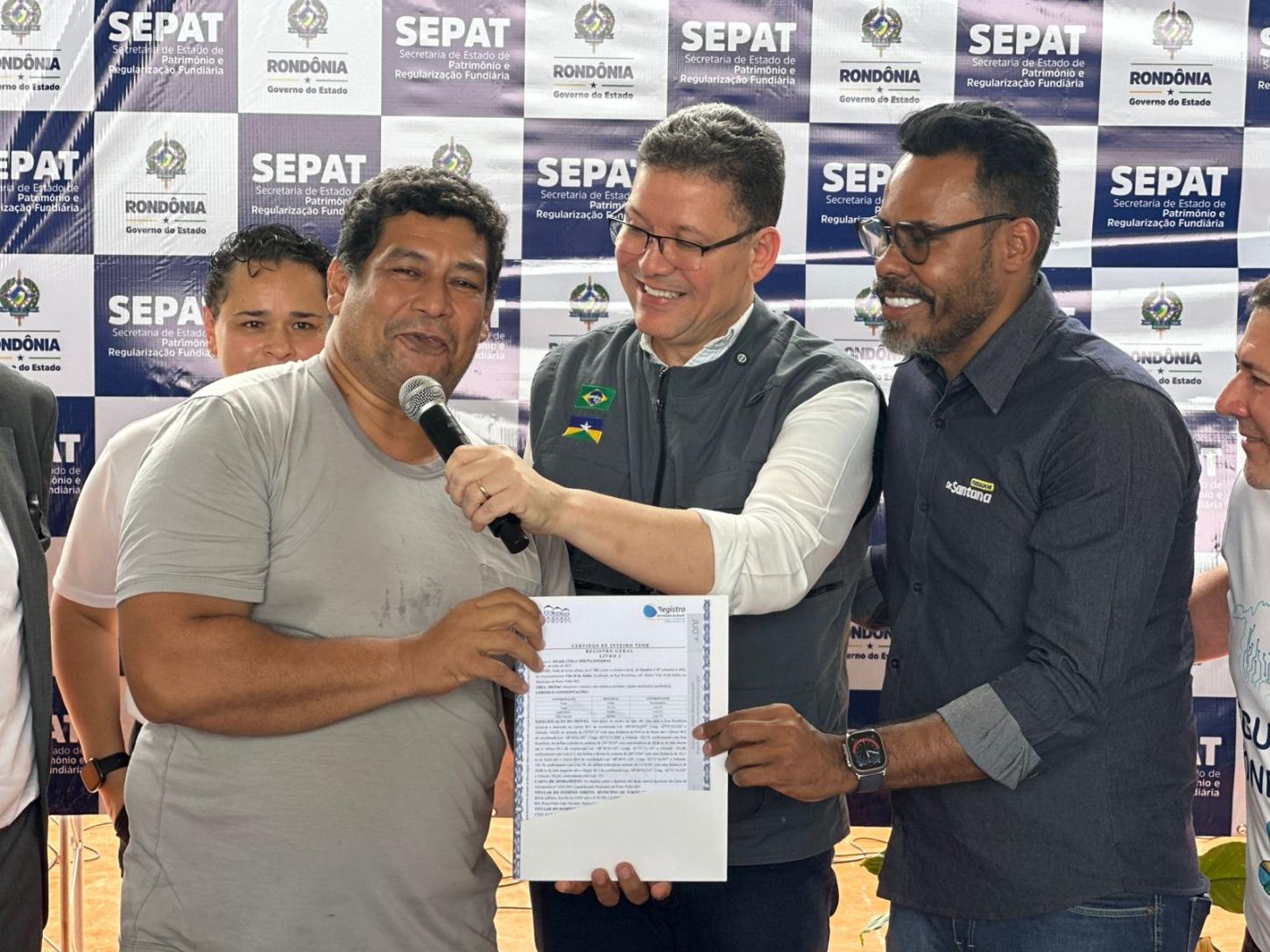 Vereador Dr. Santana participa de solenidade histórica de entrega de títulos de propriedade e reforça compromisso com a regularização fundiária e habitação social*