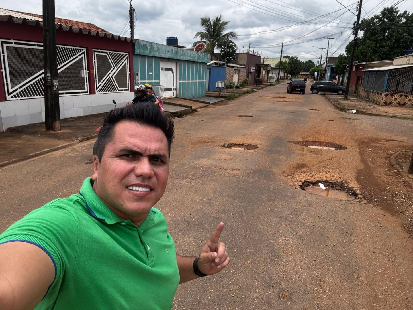 Seinfra atende solicitação do vereador Edimilson Dourado e realiza tapa-buracos na Rua Sorocaba, no Bairro Caladinho