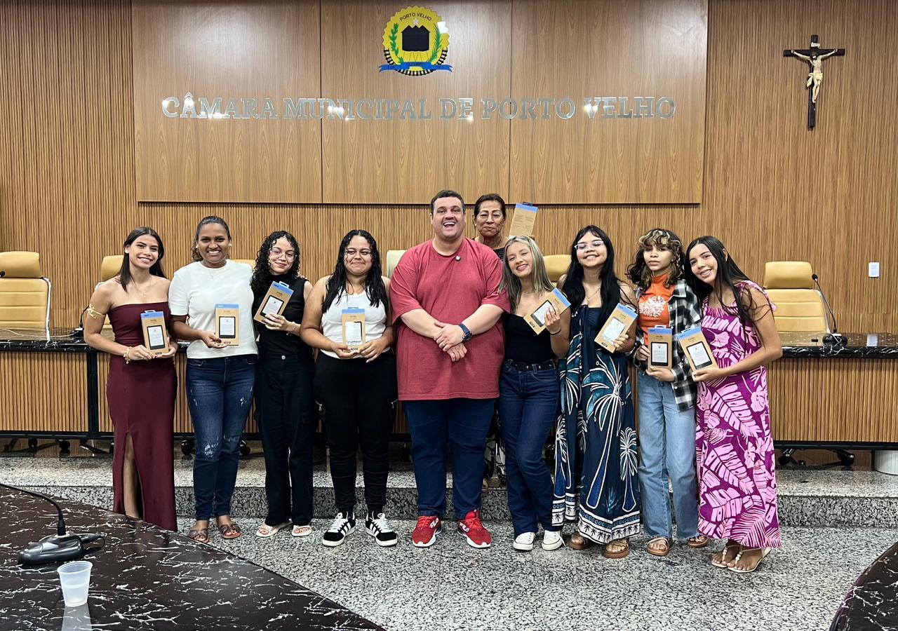 Educação em Foco: Thiago Tezzari entrega Kindles a alunos da Escola João Bento após gincana literária