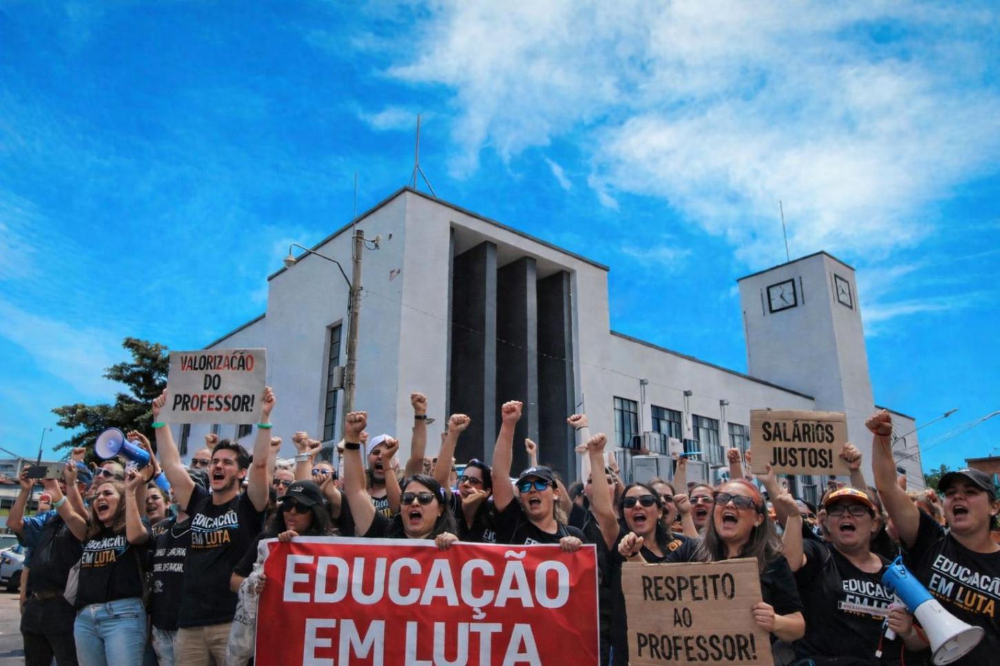 Professores da rede municipal denunciam corte de quase 40% no piso salarial e cobram explicações da gestão