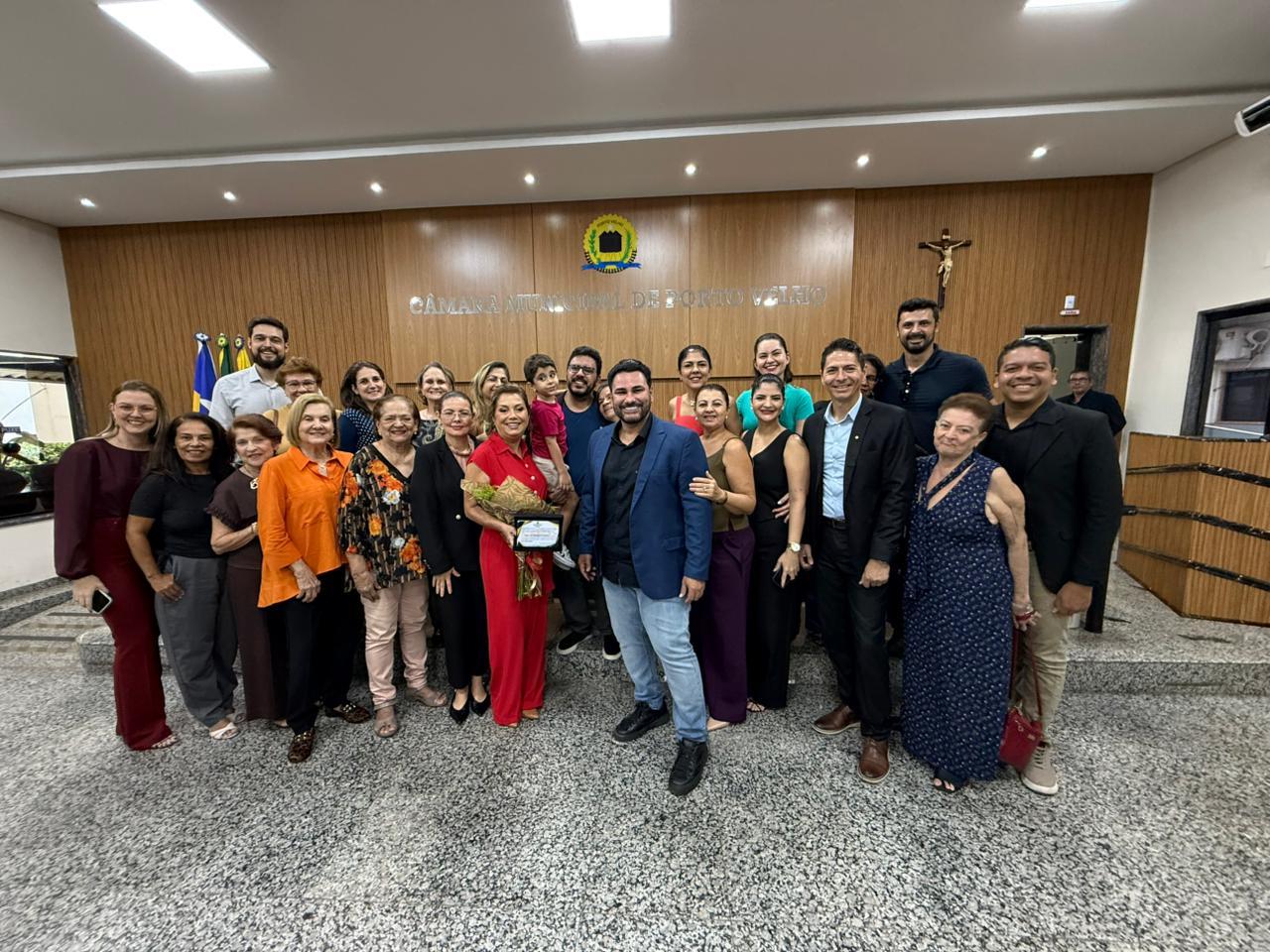 Vereador Marcos Combate entrega o Título de Cidadã Honorária de Porto Velho à senhora doutora Ailza de Medeiros Santos, proprietária da FISIOTRAT