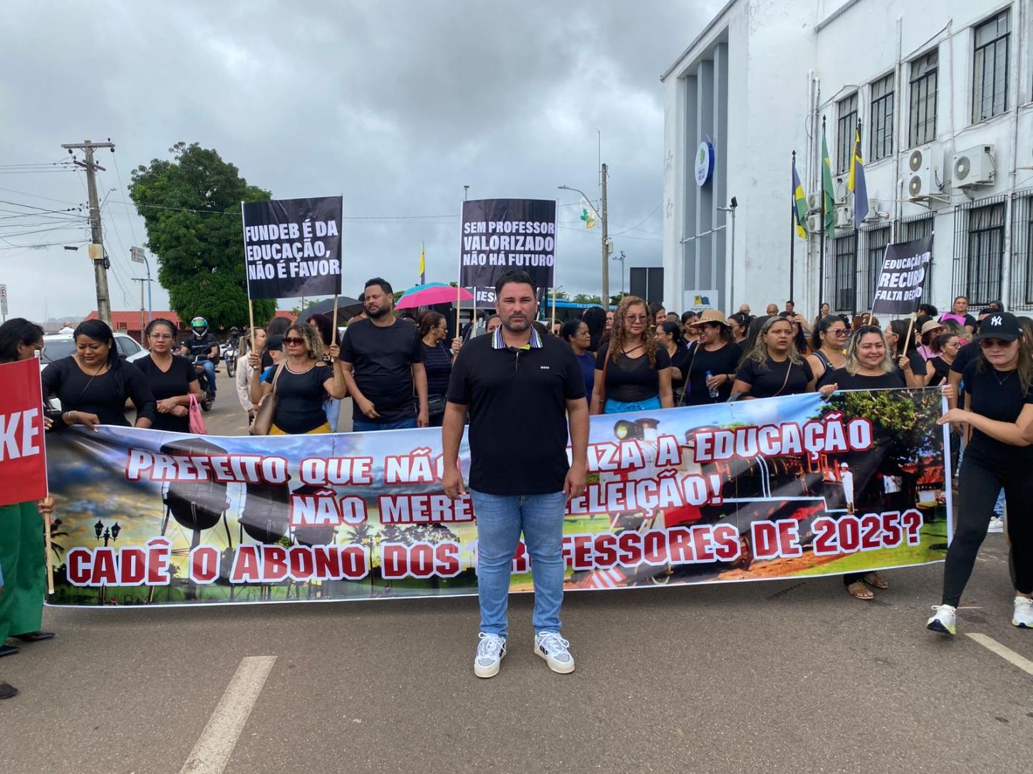 Marcos Combate participa de manifestação com professores e cobra explicações sobre Fundeb e desconto de mais de 40% no piso salarial em Porto Velho
