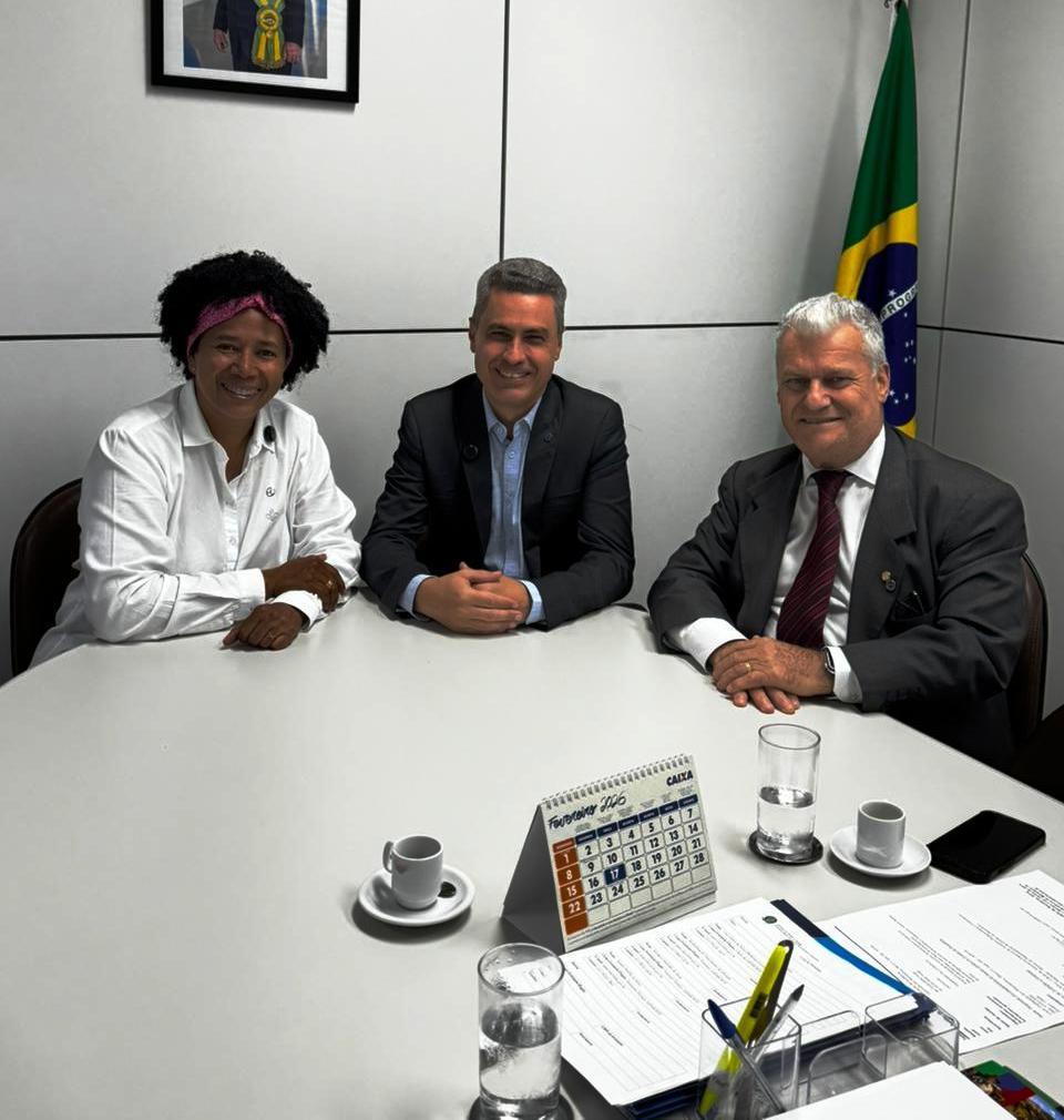 Deputada Sílvia Cristina recebe a garantia de que seguro-defeso será pago neste mês de fevereiro