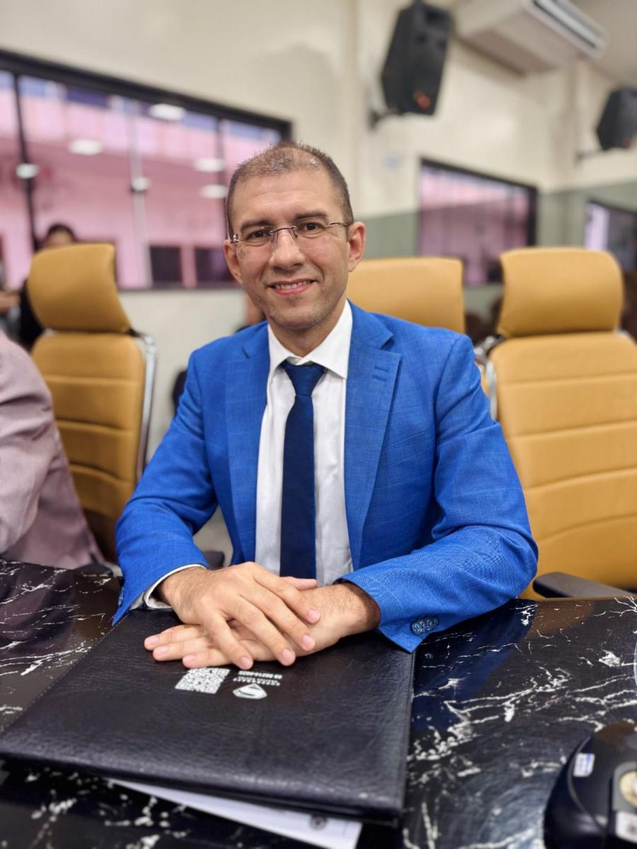 Após solicitação de Pedro Geovar, Rua Luiz de Camões recebe serviço de tapa-buraco 