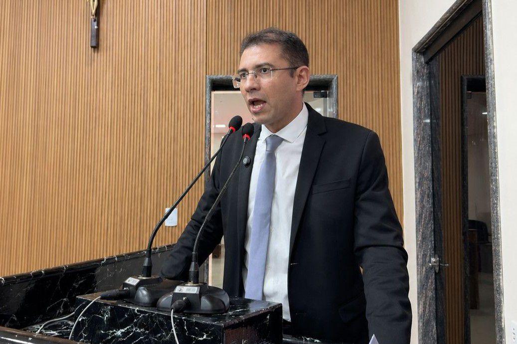 Câmara aprova por unanimidade projeto de Pedro Geovar que inclui leitura da Bíblia nas escolas de Porto Velho