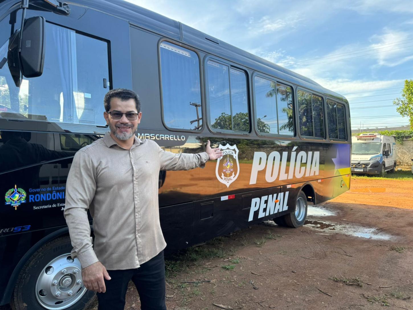 NILTON SOUZA CELEBRA CHEGADA DE ÔNIBUS PARA ATENDER A POLÍCIA PENAL DE RONDÔNIA 