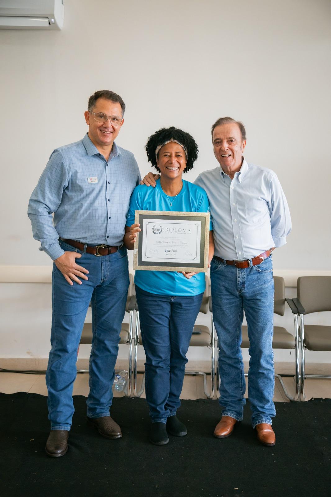 Sílvia Cristina recebe certificado por sua atuação como coordenadora de leilão do Hospital de Amor