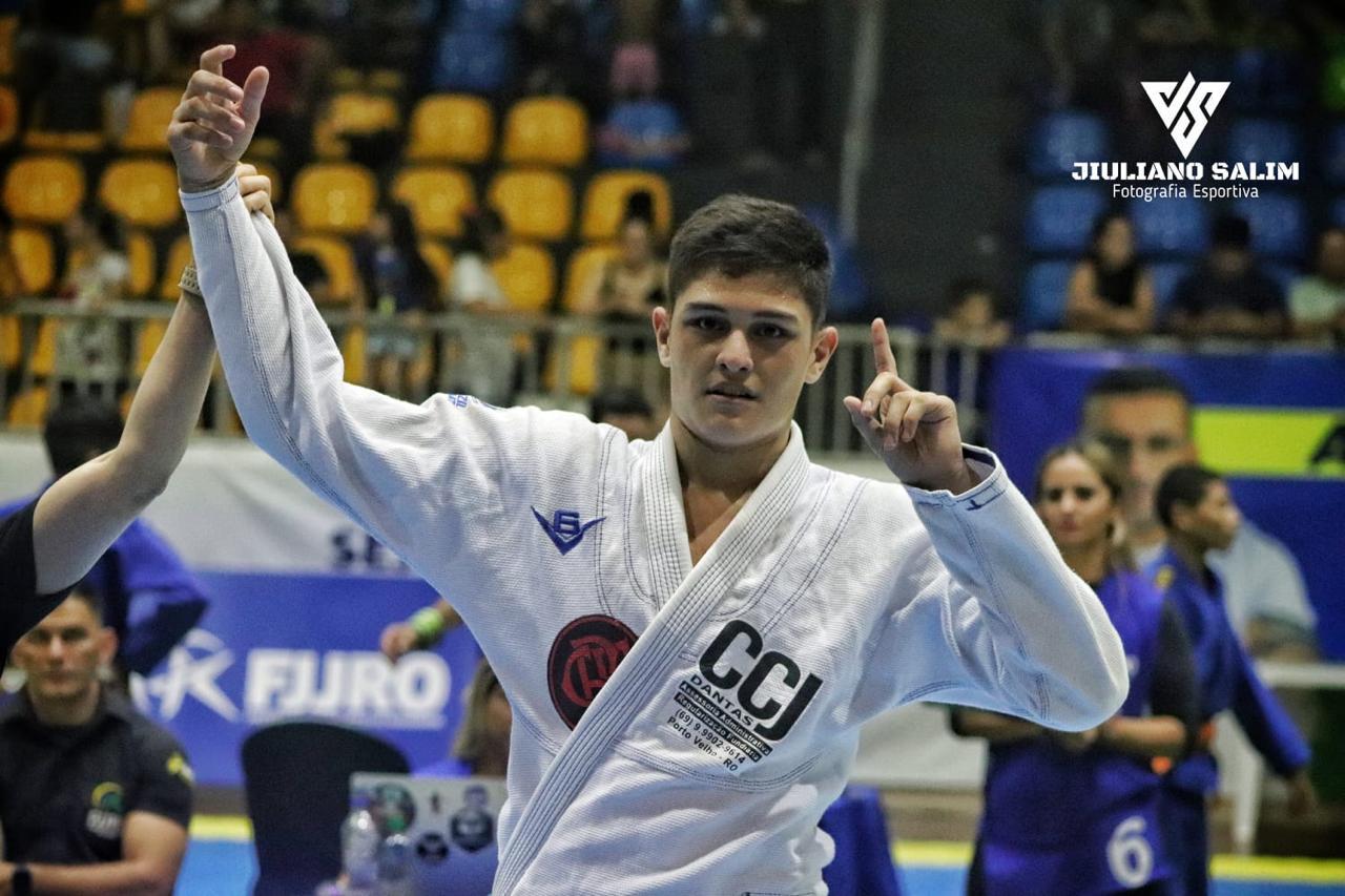 Jovem de Porto Velho retorna campeão brasileiro de jiu-jítsu e inspira pela trajetória de superação