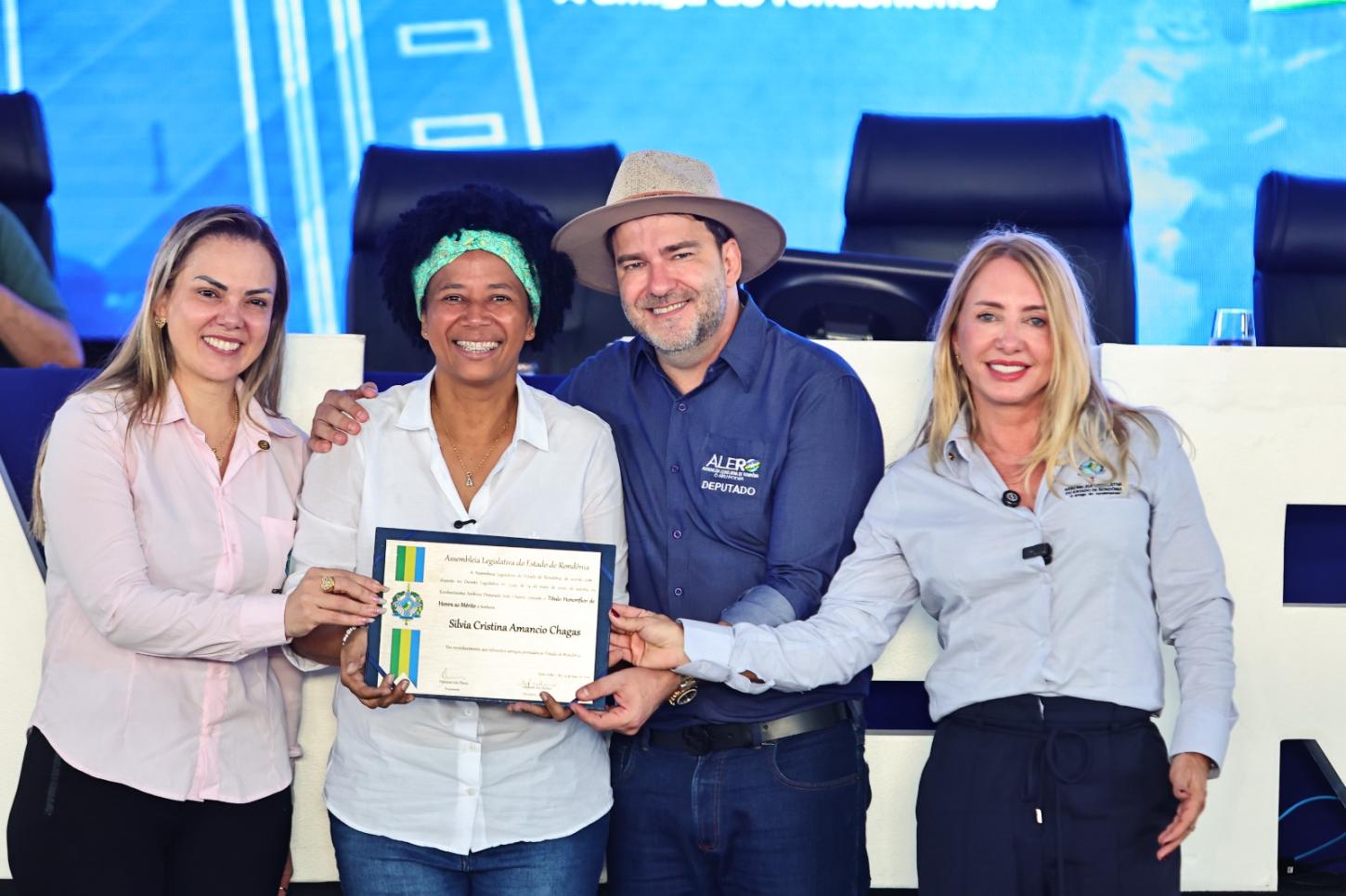 Sílvia Cristina recebe homenagem na Assembleia Legislativa, em reconhecimento ao seu trabalho 