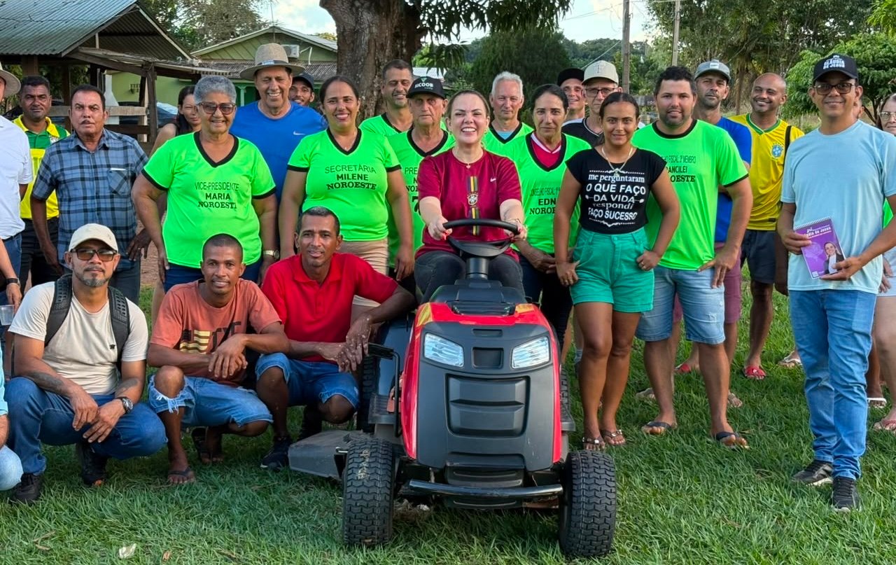 Cláudia de Jesus entrega trator cortador de grama de R$ 30 mil em São Miguel do Guaporé