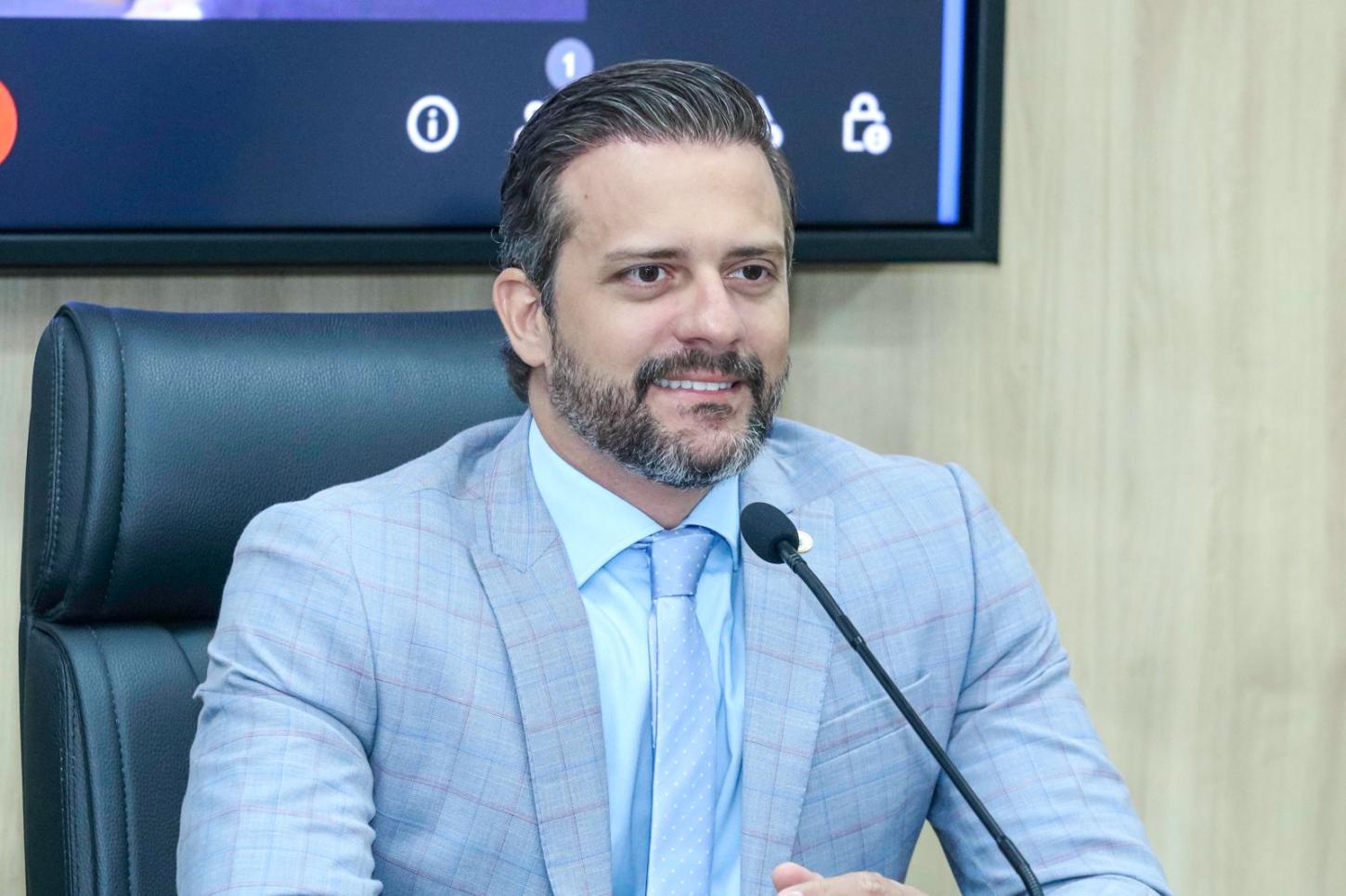 Deputado Estadual Delegado Lucas Torres soma cerca de R$ 200 mil em consultorias, de janeiro a abril, e desperta debate sobre a necessidade de tantos contratos