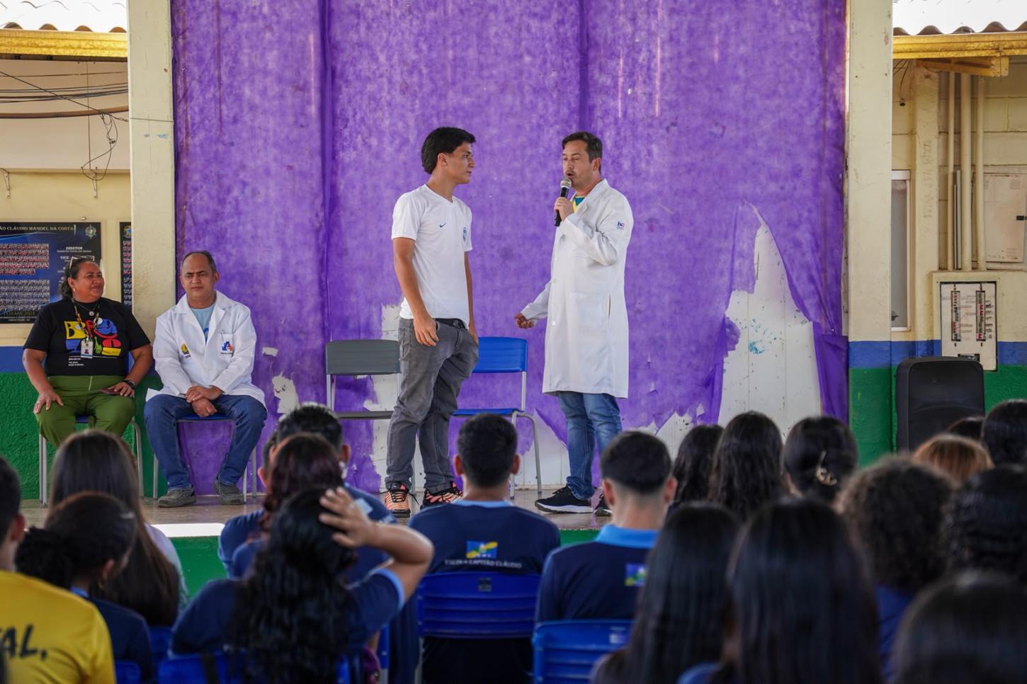 Dr. Jaime Gazola ministra palestra sobre prevenção às drogas para alunos da Escola Capitão Cláudio