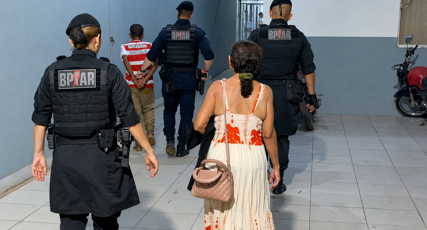  Homem é preso após ameaçar a própria mãe com faca e destruir residência na zona leste 