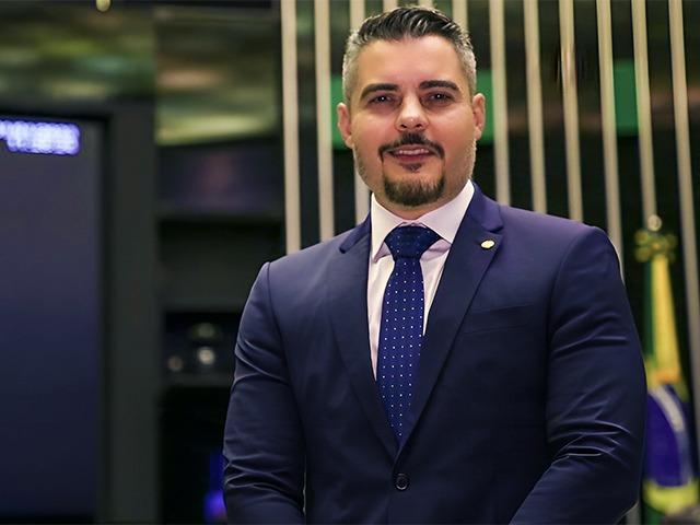 Mais de 2 mil litros em quatro meses: gastos com combustível de Thiago Flores chamam atenção