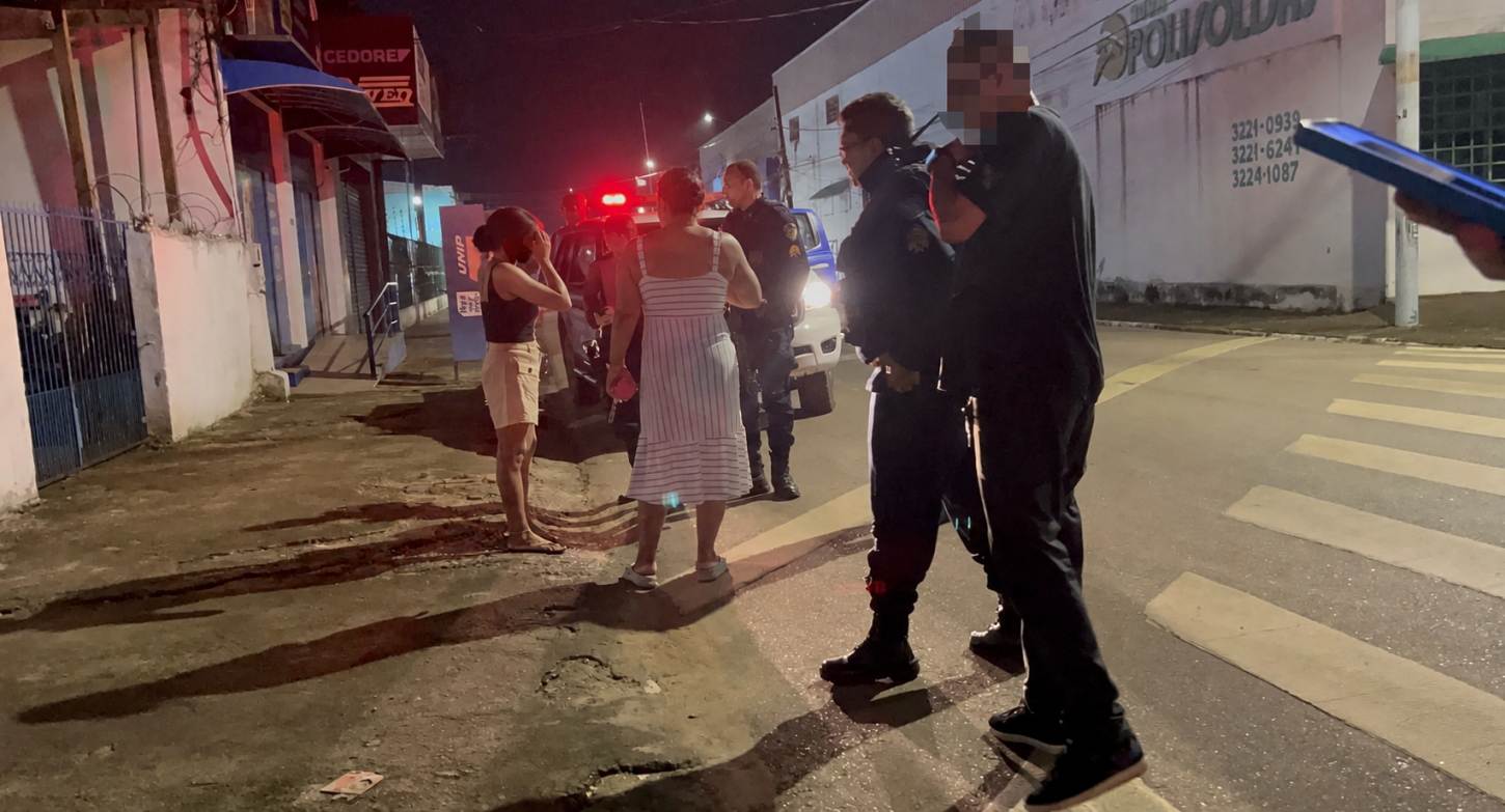Mulher pede socorro após ser agredida pelo marido no centro