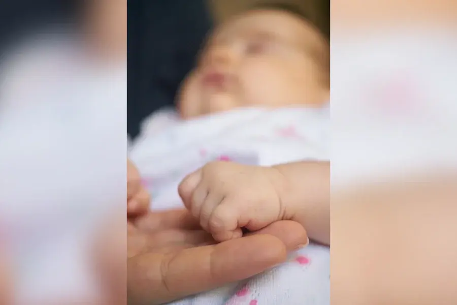  Polícia Jovem incendeia casa com bebê de 26 dias após briga por maconha