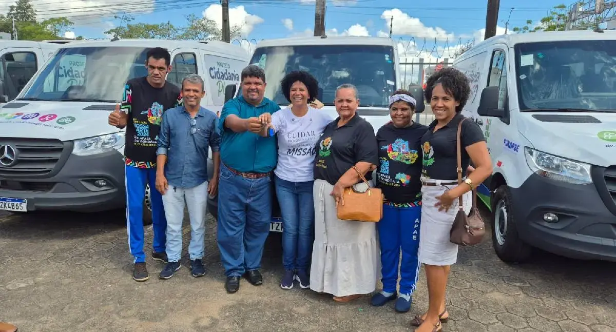 Sílvia Cristina entrega dez vans para Apaes e instituições sociais em Rondônia