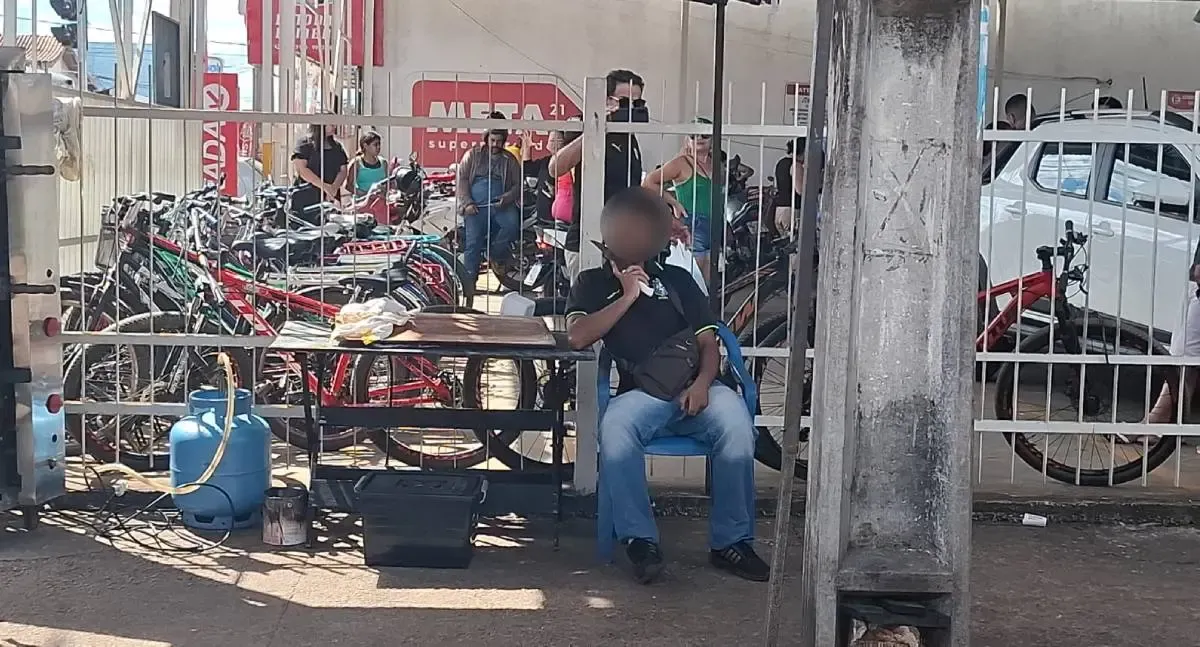 Vendedor ameaça a própria vida em supermercado da capital