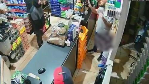 VÍDEO: Comerciante implora para não ser morto na frente da filha durante assalto