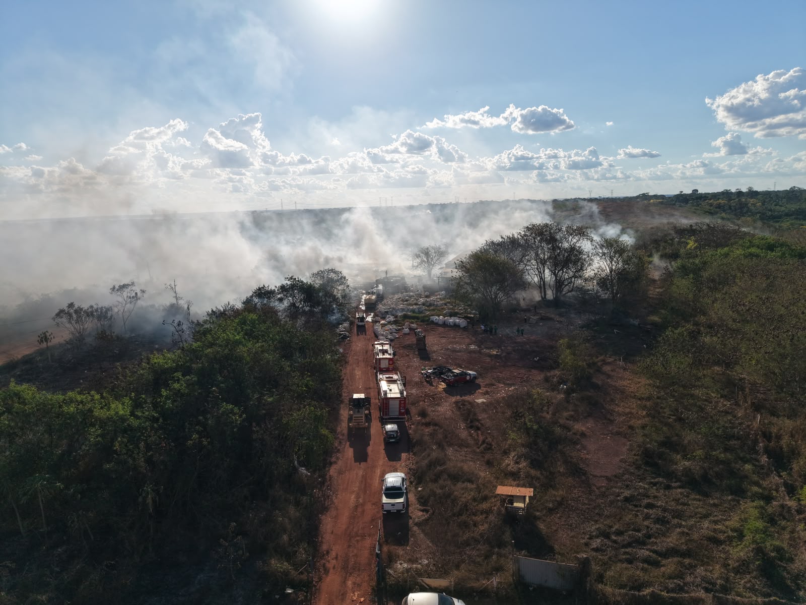 Ação integrada controla incêndio e evita que chamas avancem na Vila Princesa