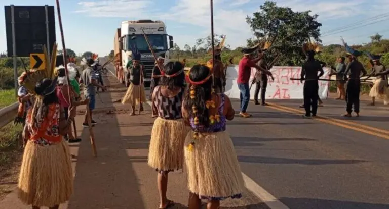 BR-364 é interditada por protesto indígena em RO