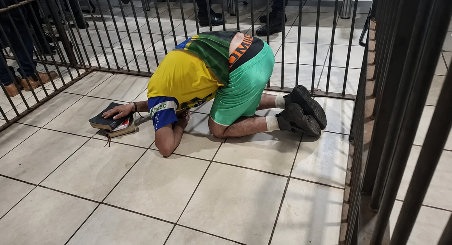  Homem é preso após descumprir medida protetiva e danificar portão da mãe 