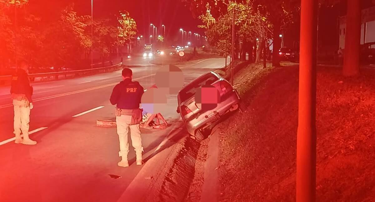 Carro sai da pista e sobe ribanceira depois de acidente na BR-364