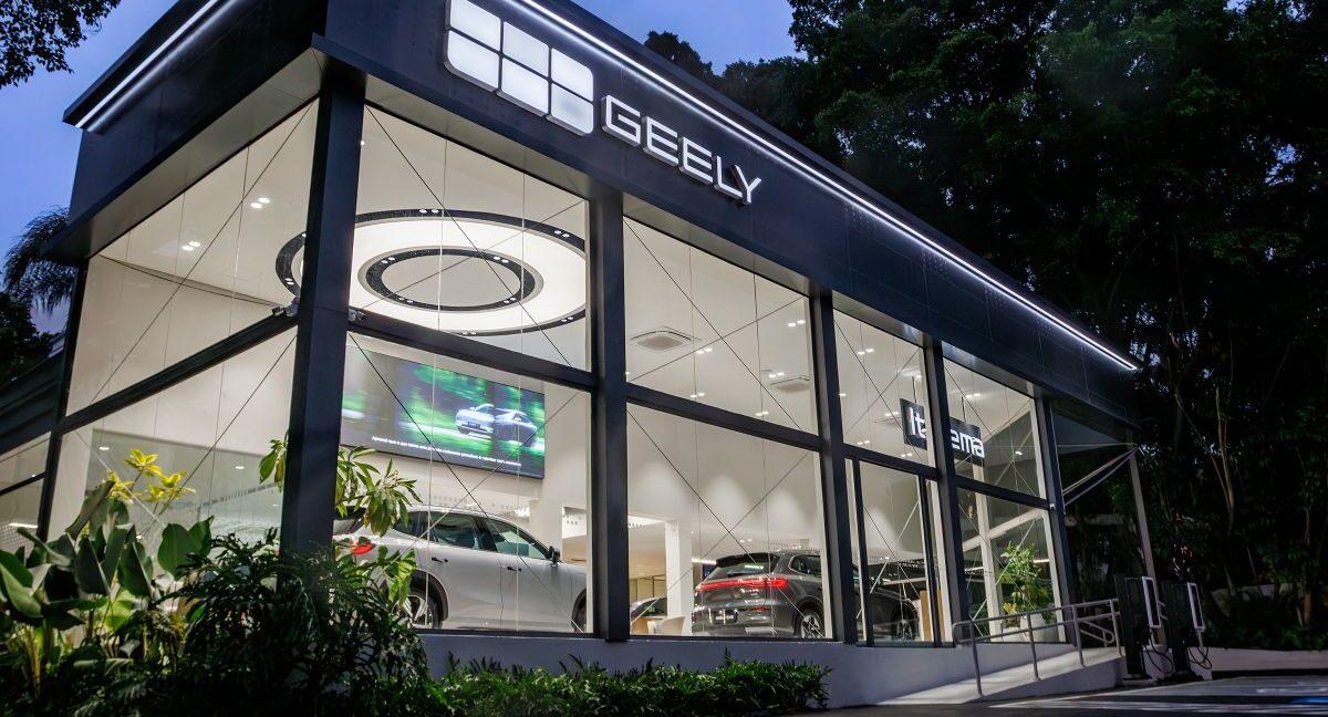 Geely completa um ano no Brasil com 25 mil veículos vendidos e confirma produção nacional