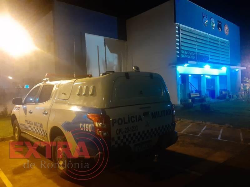 Homem embriagado invade quartel da PM e acaba preso por agredir esposa com coronhadas em Vilhena