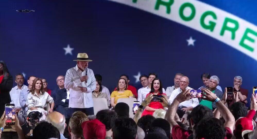 Lula promete ‘salto além do básico’ e oficializa candidatura à reeleição pelo PT