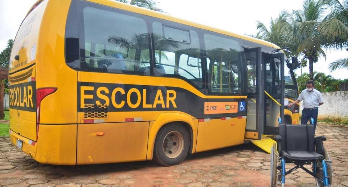 Micro-ônibus entregue por Mariana Carvalho atende APAE de Vilhena