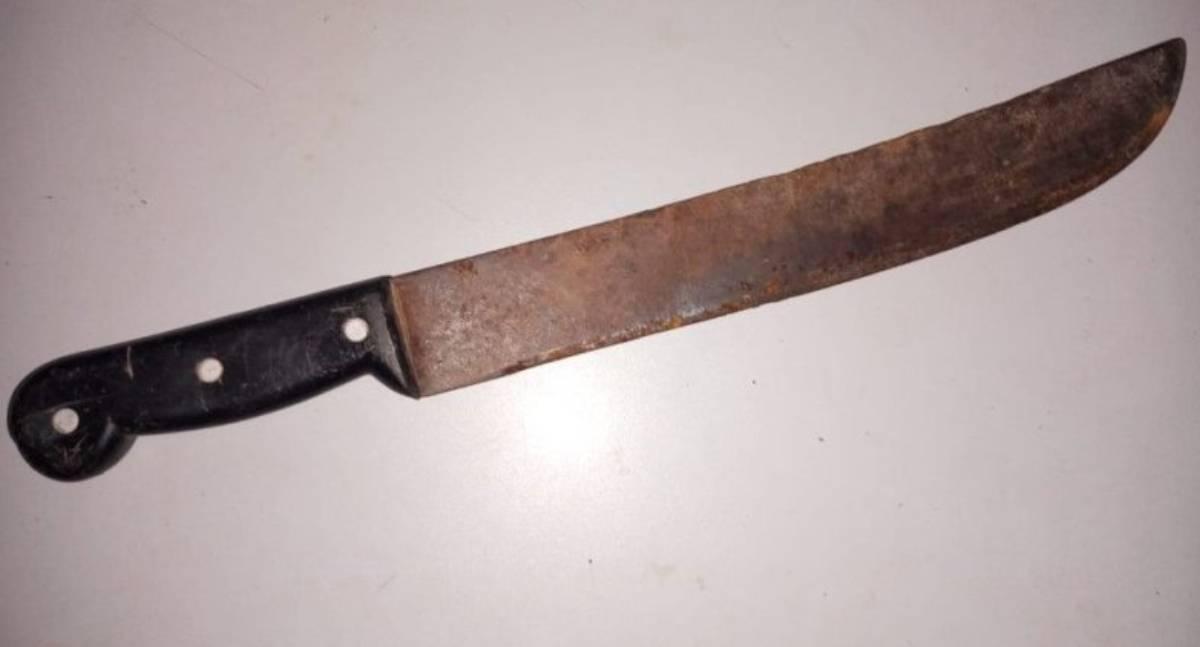 Mulher é agredida pelo companheiro com faca e tem casa destruída no decorrer de churrasco em RO