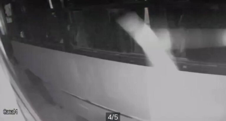 Ônibus bate contra muro de residência e atinge carro na região central de Porto Velho