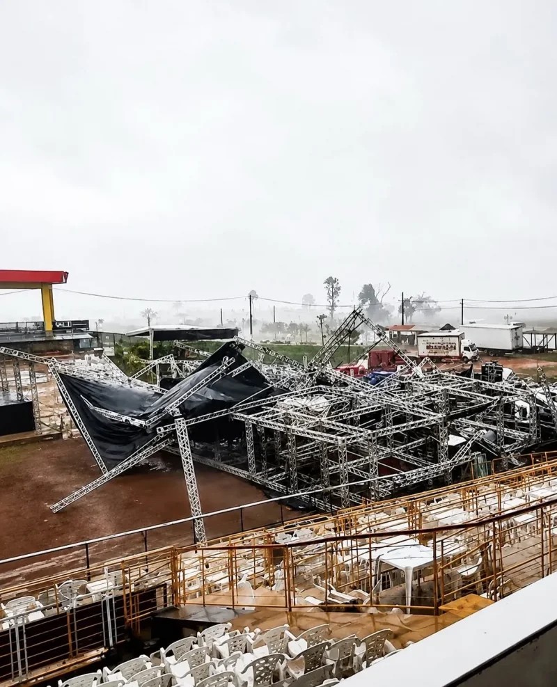 Palco da Expoari desaba após forte ventania em Ariquemes