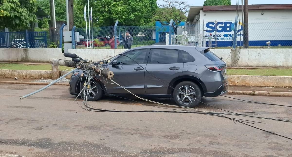 Poste cai sobre carro depois de carreta puxar fiação na Avenida Lauro Sodré em Porto Velho