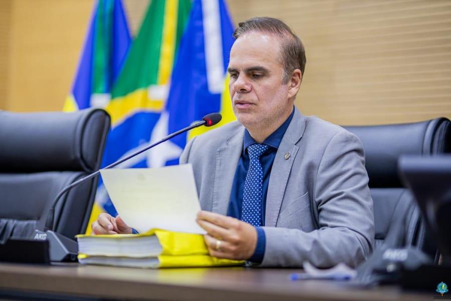 R$ 608 MIL EM SEIS MESES: ALAN QUEIROZ REGISTRA R$ 443 MIL EM PUBLICIDADE E R$ 165 MIL EM CONSULTORIAS EM 2026
