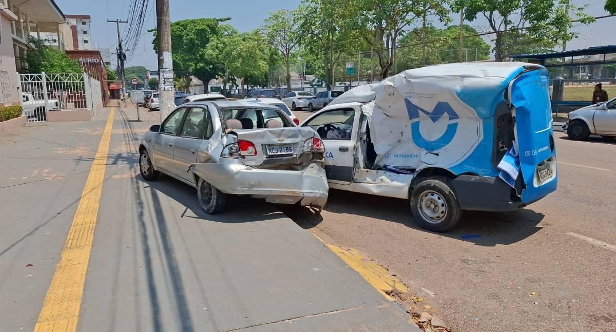 Acidente de trânsito deixa três feridos no cruzamento da Avenida Carlos Gomes em Porto Velho