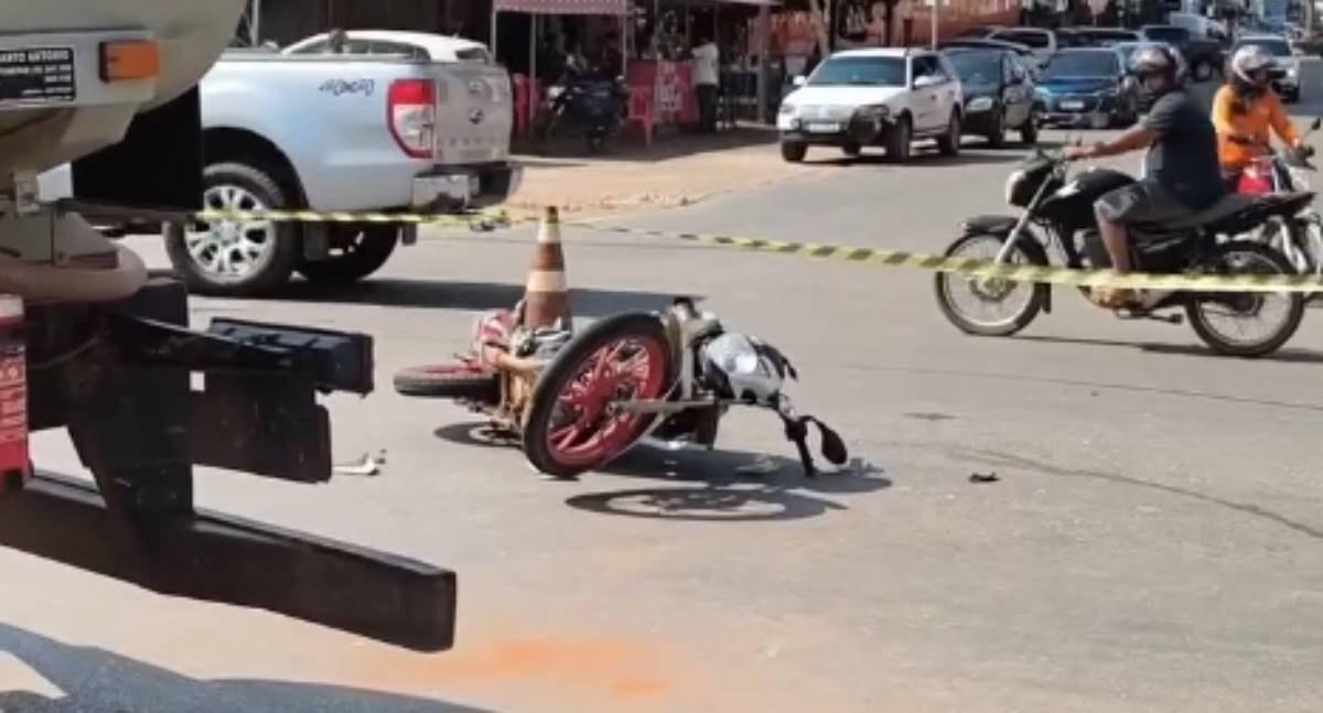Acidente grave entre caminhão e moto deixa motociclista ferido em cruzamento de Ji-Paraná