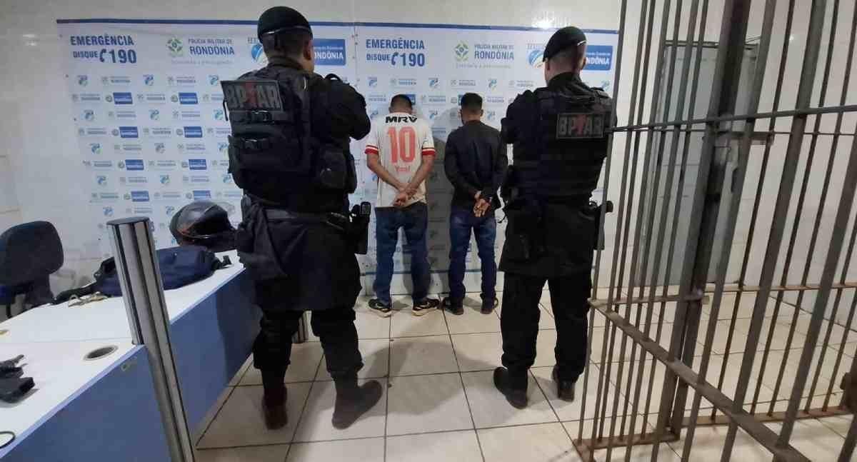 BPTA prende dupla e apreende submetralhadora 9 mm em carro de aplicativo