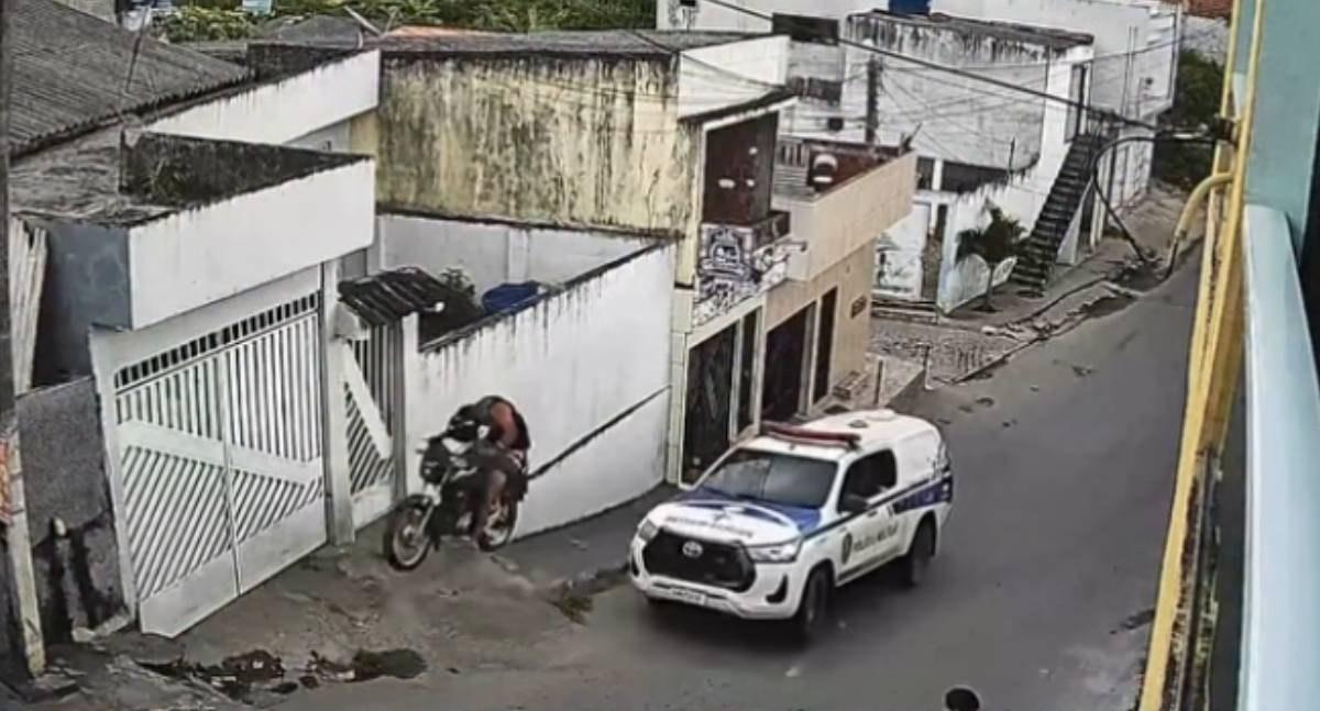 Câmera de segurança registra momento exato de acidente envolvendo motociclista no bairro Lídia Queiroz