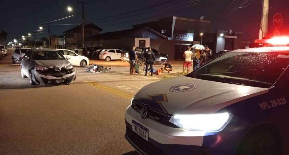 Casal fica ferido depois de colisão entre carro e moto no centro de Porto Velho
