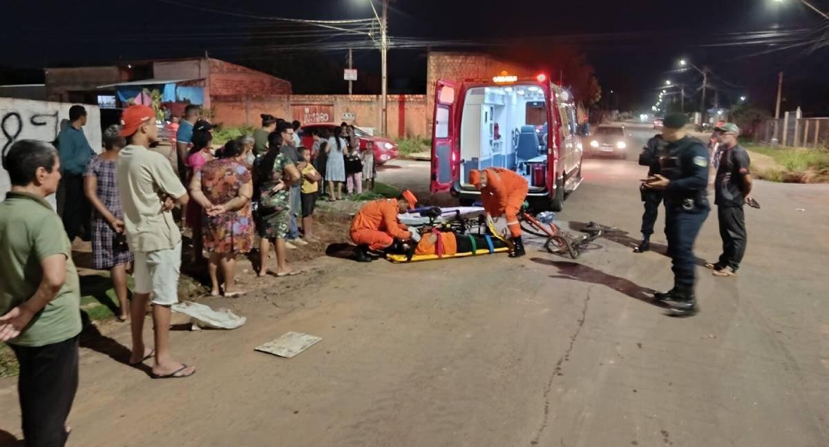 Ciclista fica ferida depois de colisão com caminhão em cruzamento de RO