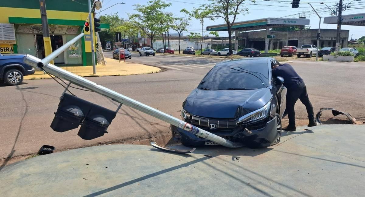 Colisão entre veículos deixa carro destruído e semáforo danificado na capital