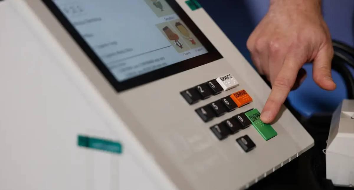 Eleitor votará em até seis candidatos nas Eleições 2026 e deve levar cola em papel