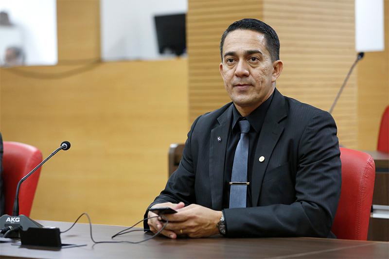 Eyder Brasil pede a assessores que denunciem matéria sobre gastos de quase meio milhão e atitude gera questionamentos sobre liberdade de imprensa
