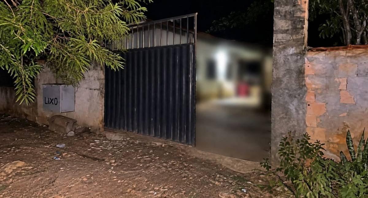 Homem fica ferido depois de ser atingido por tiros disparados por criminoso por cima de muro em RO