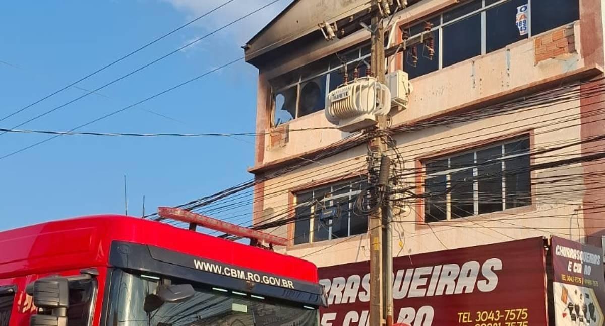 Incêndio em prédio comercial no centro de Porto Velho é atribuído a celular carregando sobre colchão