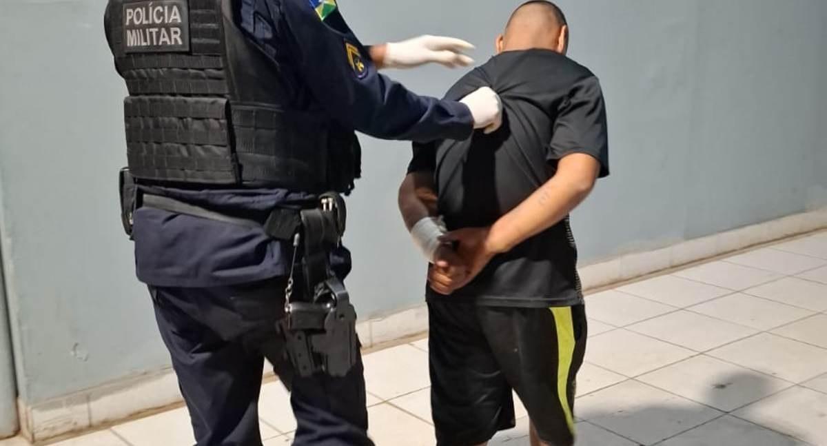 Jovem de 24 anos é detido pela PM depois de ameaçar a própria avó com faca na capital