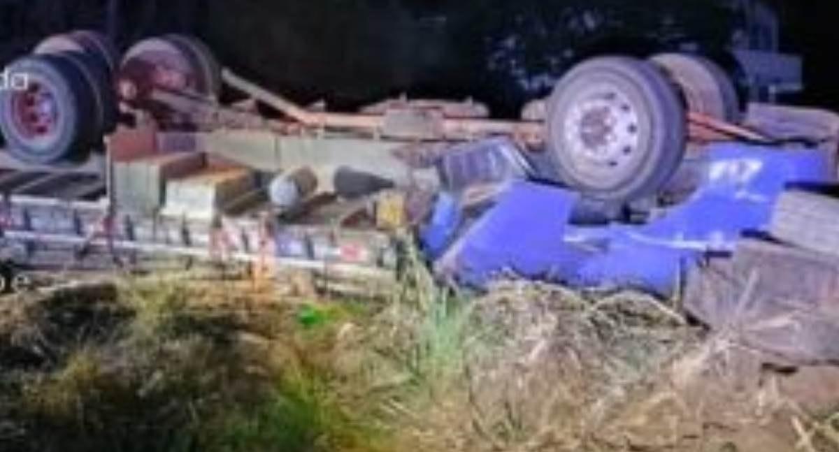 Jovem de RO morre preso às ferragens depois de caminhão tombar em Turmalina
