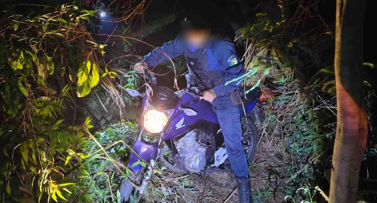 Moto roubada é rastreada e encontrada escondida em área de mata